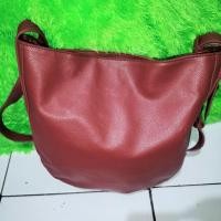 ราคา กระเป๋าสะพายแบรนด์ BENETTON. ใช้แล้ว. คําอธิบายอ่าน (56252024096)