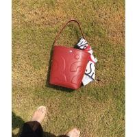 ราคา Rally The Bag Whisper (scarlet) แถมฟรีผ้าพันคอ- กระเป๋าหนังทรง Bucket ลายโลโก้ สินค้าแท้100% (28765794278)