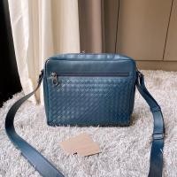 ราคา Very good condition‼️ Bottega messenger bag ปี2018 สีน้ำเงิน สภาพดีมากค่า หนังทรงสวย มีรอยใช้งานบ้างนิดหน่อย ภายในสะอาด (4582460157)