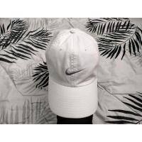 ราคา หมวกมือสอง NIKE สีขาวโลโก้เทา แท้ (23420224263)
