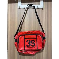 ราคา กระเป๋าสะพายข้างสีแดงทรงสปอร์ต SSAMZIE.S มือสอง (56802403703)