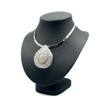 ราคา ก่อนกดสั่ง❗กรุณาสอบถามสต๊อคก่อนสั่งซื้อ❗จี้เงินแท้ทรงหยดน้ำ ลายเครือเถา ฝังหินนำโชคไหมทอง และเข็มกลัดเงิน [PSPM0001] (21211007281)