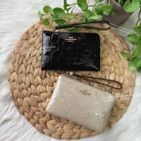 ราคา [เก็บโค้ดส่วนลดก่อนนะคะ] Coach คล้องมือ 1 ซิป ไซส์ S ลาย C นูน [New Collection ]มือ 1 ของแท้ 100% (27960222255)