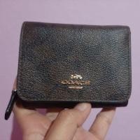 ราคา ส่งต่อกระป๋าสตางค์ Coach Small Trifold Wallet in Signature Canvas (3413914555)