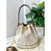 ราคา (มือ 2) กระเป๋าทรงจีบ ทอรี เบิร์ช Tory Burch T Monogram embossed-logo bucket bag (24742489871)