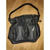 ราคา กระเป๋าสะพายข้างหนังแท้ ทรงขนมจีบ (มือสอง สภาพดีมาก) (26577261440)