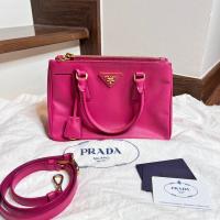 ราคา Very good condition‼️ P r a d a saffiano 25 สี fuxia ปี 2013 สภาพดีค่า สีชมพูด้วย เข้ากับชุดง่าย ขอบมุมดีมีรอย (20671369026)