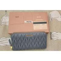 ราคา กระเป๋าใส่เงิน Miu Miu ของแท้ % มือ 2มีถลอกตรงมุมนิดหน่อย ด้านในใหม่ (18831149391)