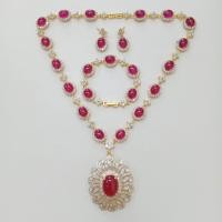 ราคา ชุดสร้อยคอ มือ หู พลอยสีทับทิมหลังเบี้ยล้อมเพชร CZ จี้ล้อมเพชรลายพริ้ว ชุบทองไมครอนหน้าทองคำขาว (แยกซื้อได้) (25430137064)