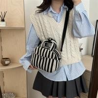 ราคา AMIKABAG(MK2327) กระเป๋าสะพายข้างลายเส้น ผ้าฝ้ายทอ ขนาด 10 นิ้ว (25693273356)