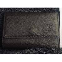 ราคา Used LV Key Chain หนัง Taiga ของแท้100%ที่ห้อยกุญแจ6อัน สภาพดีสวยมากขนาดหลังพับ 10.5x7x1เซน ขอคนรับสภาพได้ (9759167389)