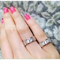 ราคา R03 แหวนหุ้มทองคำขาว (อักษรนูน) #แหวนแฟชั่น #แหวนคู่ #เครื่องประดับ (7516734310)