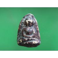ราคา พระวัดพลับ พิมพ์ตุ๊กตาเล็ก เนื้อผง เก่าแห้ง ทารักชาด ขนาด 1.5x2 cm (230169) (48105219585)
