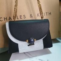 ราคา กระเป๋าสะพายข้าง charles & keith มือ2 ของแท้100%จากshop (14201131387)