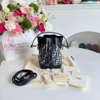 ราคา รบกวนสอบถามก่อนสั่งซื้อ‼️Very good condition‼️ Fendi mon tresor bucket pvc ปี2018 สภาพดีเลย ใช้งานทั่วไป (26135827640)
