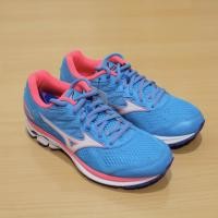 ราคา Mizuno รองเท้าวิ่งผู้หญิง มิซูโน่ รุ่น Wave Rider 20 D หน้ากว้าง สีฟ้าชมพู ของแท้ 100% (12031265675)