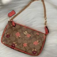 ราคา Coach แท้ ✔️ พร้อมส่ง กระเป๋าคล้องมือสายโซ่ | Coach Large Wristlet 19 in Signature Canvas With Tossed Peony Print (2016476157)