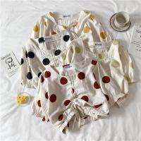 ราคา พร้อมส่งเสื้อทรงครอปลายจุดผูกโบว์ตรงเอว (5800519408)