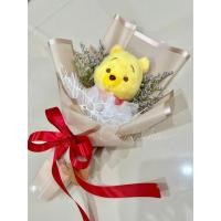 ราคา ช่อดอกไม้ตุ๊กตา ตุ๊กตาหมีพูห์ ลิขสิทธิ์แท้ ช่อบัณฑิตน้อย (21476726442)