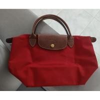 ราคา Longchamp size S หูสั้น สีแดง สีสด ดูดี ดูใหม่ อะไหล่ทอง / #ด้านหลังมีรอยขาวๆ มือ2️⃣ของแท้ สีสวย / ผ้าแข็ง/หูแข็ง (41550221201)