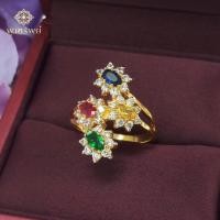 ราคา ส่งฟรี แหวนพลอย 4 สีล้อมเพชรดอกไม้ เครื่องประดับไทย พูนทรัพย์ มีใบรับประกัน RD154R500 (24827496792)