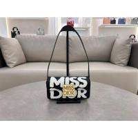 ราคา DR Miss สายสะพายปรับได้ Graffiti พิมพ์หนังลูกวัวกระเป๋าถือกระเป๋าสะพายผู้หญิงสีดำสะพายสีขาว 2610 (29434112752)