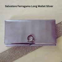 ราคา กระเป๋าสตางค์ใบยาว สีเงิน หนังแท้ของแท้ Ferragamo Methalic Silver มือสองของแท้ made in Italyสภาพสวย มีหลายช่องการใช้งาน (24734380012)
