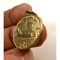 ราคา เหรียญพระนอนปางไสยาสน์ มหามงคลเฉลิมพระชนมพรรษา 5 รอบ ปี 2531 วัดโพธิ์ เนื้อกะไหล่ทอง (G 092) (21482689996)