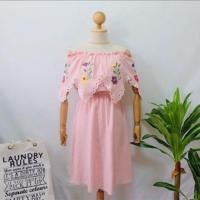 ราคา เดรสเปิดไหล่ ระบาย ลายปัก สีโอรส (6604460363)