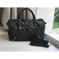 ราคา 13,900 Used balenciaga boston หมุดเงิน Giant ปี14 สีเทาเข้ม หนังนิ่มลง สภาพใช้งานทั่วไป (2081351807)