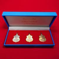 ราคา เหรียญสมเด็จพระนเรศวรมหาราช รุ่นสู้ หลังพระนามาภิไธย สก. ปี2548 ชุดกรรมการ 3 เนื้อ พร้อมกล่องเดิม (26057769664)