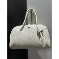 ราคา กระเป๋าถือทรงหมอนสีขาวครีม ขนาด10x6x4นิ้ว มือสองไม่มีตำหนิ (56154063994)