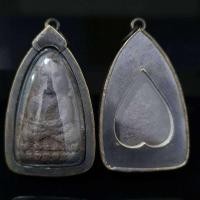 ราคา จี้พระ พระเครื่อง พระหลวงปู่ทวดเหยียบน้ำทะเลจืด วัดช้างให้ เนื้อว่าน ปี2497(เลี่ยมกรอบเงินเก่า ขนาด2.5*4.5ซม.) (57252135083)