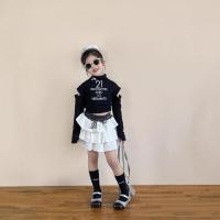 ราคา ชุดฤดูใบไม้ร่วงสำหรับสาว เสื้อลายตัวอักษรสีดำคอดิน สไตล์สแล็ก-fit + กระโปรงทรงเค้กสั้นสีขาว (53600747549)