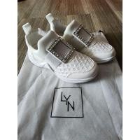 ราคา รองเท้าผ้าใบสีขาว LYN ไซส์ 38 แท้ 100% สภาพดี มีสีเหลืองตามภาพ เนื่องจากเก็บไว้นาน ขอคนรับได้นะคะ (25463867060)