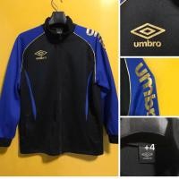 ราคา Umbro ผ้าวอร์ม สีดำ คาดสีน้ำเงิน อก 22” ยาว 25.5” ปลายแขนจั๊ม ตำหนิสกรีน umbroแตกนิดหน่อย ราคา 180฿ ไม่รวมส่ง (5710620212)