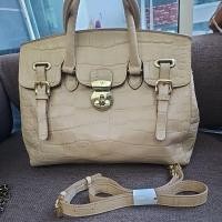 ราคา กระเป๋าสะพายหนัง Valentino_Rudy (43225328523)