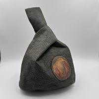 ราคา กระเป๋าถือ ทรงถุง น่ารักมาก ด้านนึงเป็นหนังแท้ ด้านนึงเป็นหนังกลับ มือสอง (40164893297)