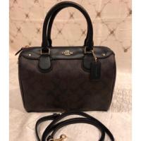 ราคา SALE‼️ Coach หมอนมินิ New-แท้% ลายC น้ำตาลเข้ม : Mini Bennett Satchel in Sig (777109177)