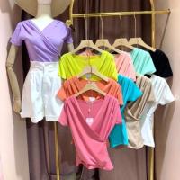 ราคา เสื้อยืดป้าย It’s Me Basic เสื้อยืดผู้หญิงสีพื้นคอวี แต่งจีบ ผ้าคอตตอนเนื้อนิ่มอย่างดี ใส่สบาย ไม่ยับ (8888079845)