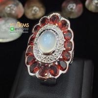 ราคา แหวนมุกดาหาร แหวนมูนสโตน แหวนเงินแท้92.5% ชุบทองคำขาว พลอยมุกดาหารแท้ มูนสโตนแท้ ล้อมพลอยโกเมนแท้ Y (27214340401)