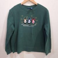 ราคา เสื้อสเวตเตอร์สีเขียวเข้ม งานปักนกเพนกวิน น่ารักใส่สบาย อก42ยาว23(เสื้อมือสอง) (20586529995)