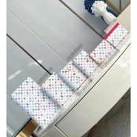 ราคา กระเป๋าสตางค์ Louis Vuitton x Takashi Murakami ลายใหม่ สีขาวและดำ มาพร้อมช่องสำหรับเหรียญและบัตร ออกแบบมาให้เหมาะสำหรับทั้งผู้หญิงและผู้ชาย (41427252465)