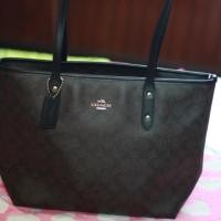 ราคา Coach tote zip มือสอง (958267151)