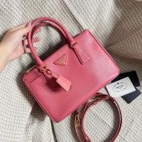 ราคา Like new‼️ P r a d a saffiano 25 สีชมพู tamaris ปี2014 สภาพสวยงาม ขอบมุมไม่ถลอก ภายในสะอาด หนังทรงแข็งดีงามค่ะ อะไหล่ทอ (18591518660)