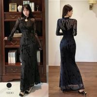 ราคา เดรสยาว คอจีน ทรงหางปลา กี่เพ้าประยุกต์ สีดำ หรูหรา ผ้าตาข่ายทอลายกำมะหยี่ เจาะช่องหยดน้ำที่อก ดีไซน์แขนซีทรู #9300 (47154954947)
