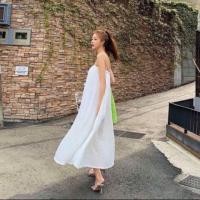 ราคา เดรสอัดพลีท ผ้าพริ้วสวย แบบสายเดี่ยว สีขาว ( ส่งฟรีลงทะเบียน) (7209889933)