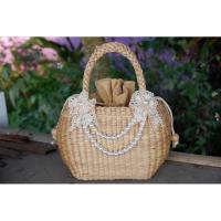 ราคา กระเป๋าสานผักตบชวา ทรงหกเหลี่ยม ตกแต่งด้วยริบบิ้นโบว์ลูกไม้และอะไหล่มุก (8603303024)