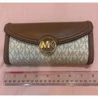 ราคา MK กระเป๋าสตางค์ใบยาว สีขาว น้ำตาล มือสองใหม่มาก (7764852859)