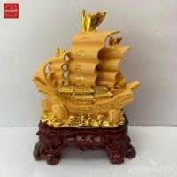 ราคา เรือสำเภา เรือสำเภาจีน พร้อมปลาหลีฮื้อ ขนบ้าน สูง 13.5 นิ้ว เรซิ่นพ่นทรายทอง ฐานไม้ (11463639987)